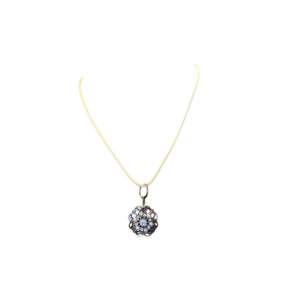 rhinestone flower pendant necklace